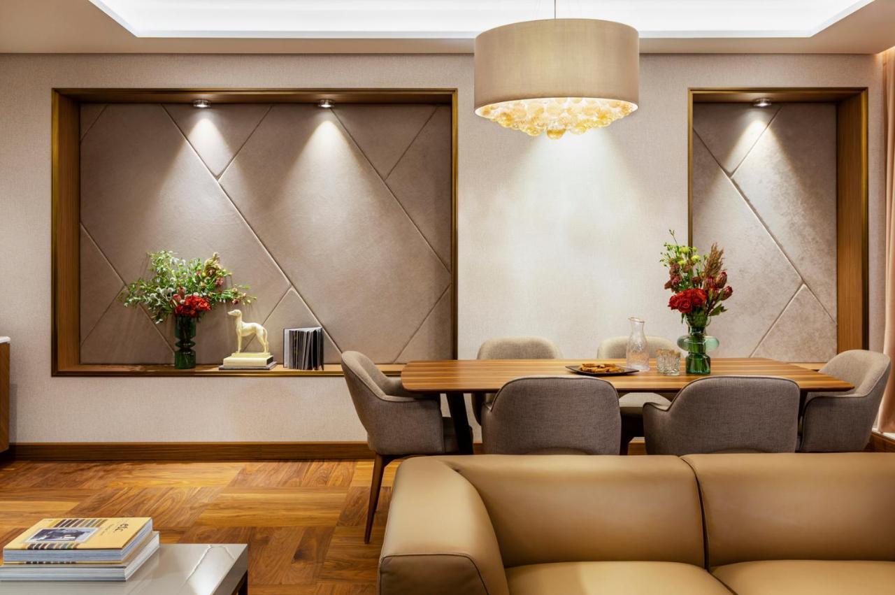 Grand Hotel Millennium Sófia Exterior foto A living room with a dining table