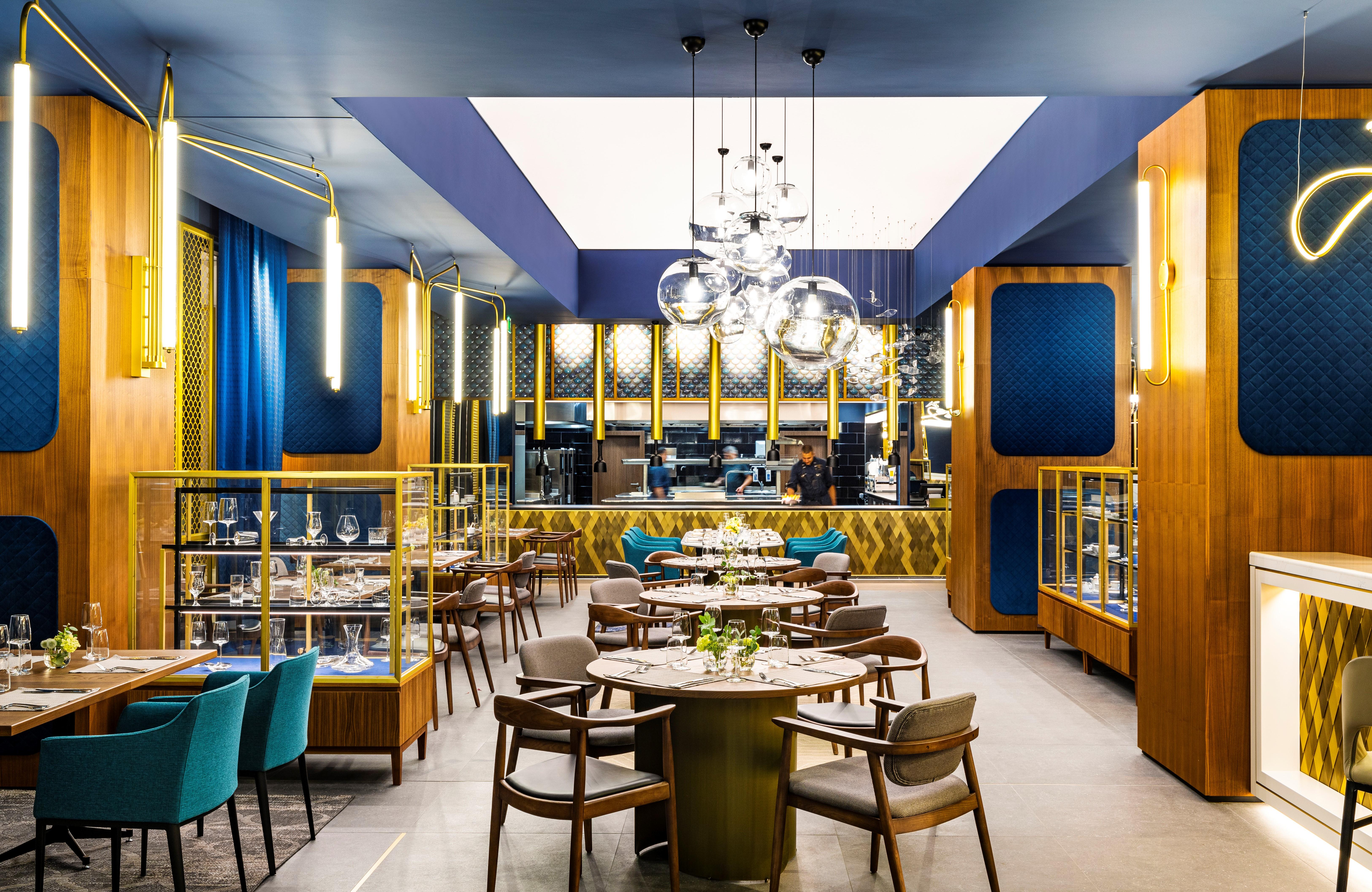 Grand Hotel Millennium Sófia Exterior foto The photo depicts a modern restaurant interior characterized by sleek and elegant design elements. The space features wooden accents, with warm tones creating an inviting atmosphere. 

Tables are arranged centrally, surrounded by comfortable upholste