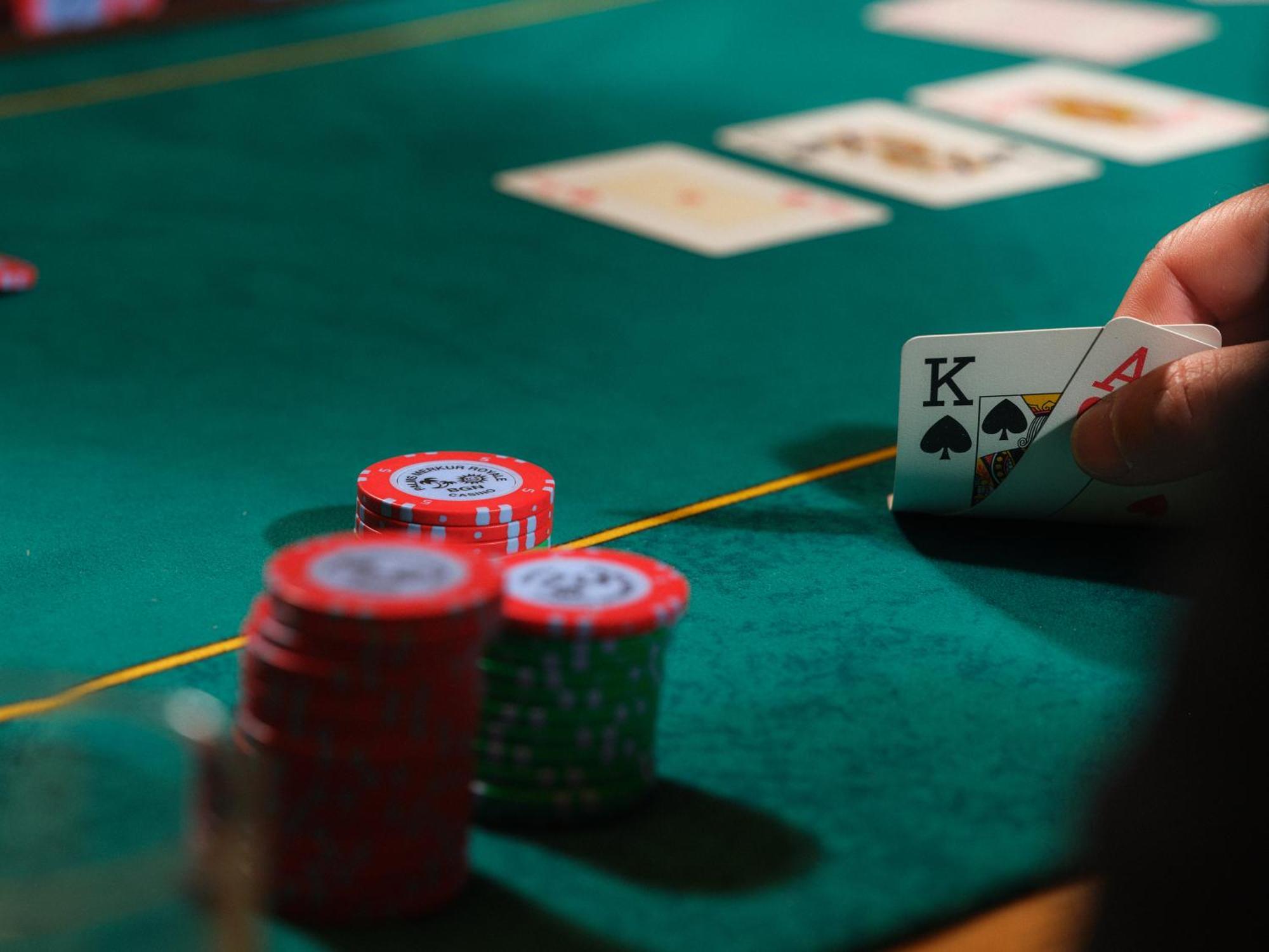 Grand Hotel Millennium Sófia Exterior foto A player checking in Texas hold 'em